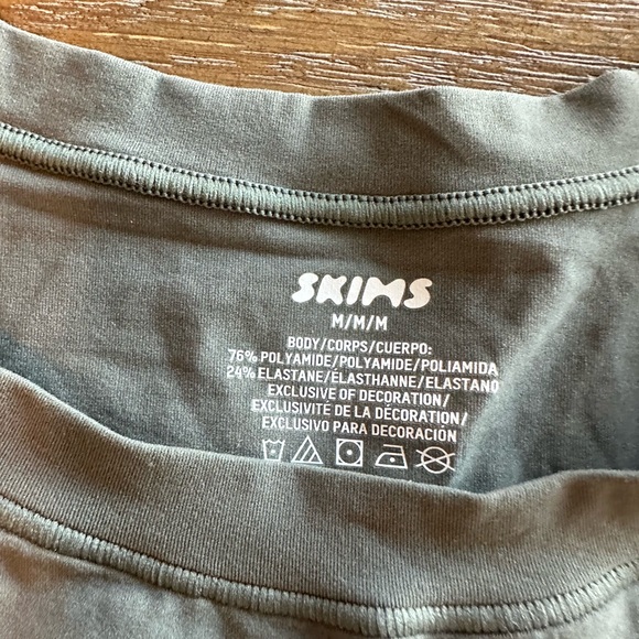 NWT SKIMS Fits Everybody Short Sleeve Tshirt in the color Gunmetal Size Medium - Picture 7 of 8